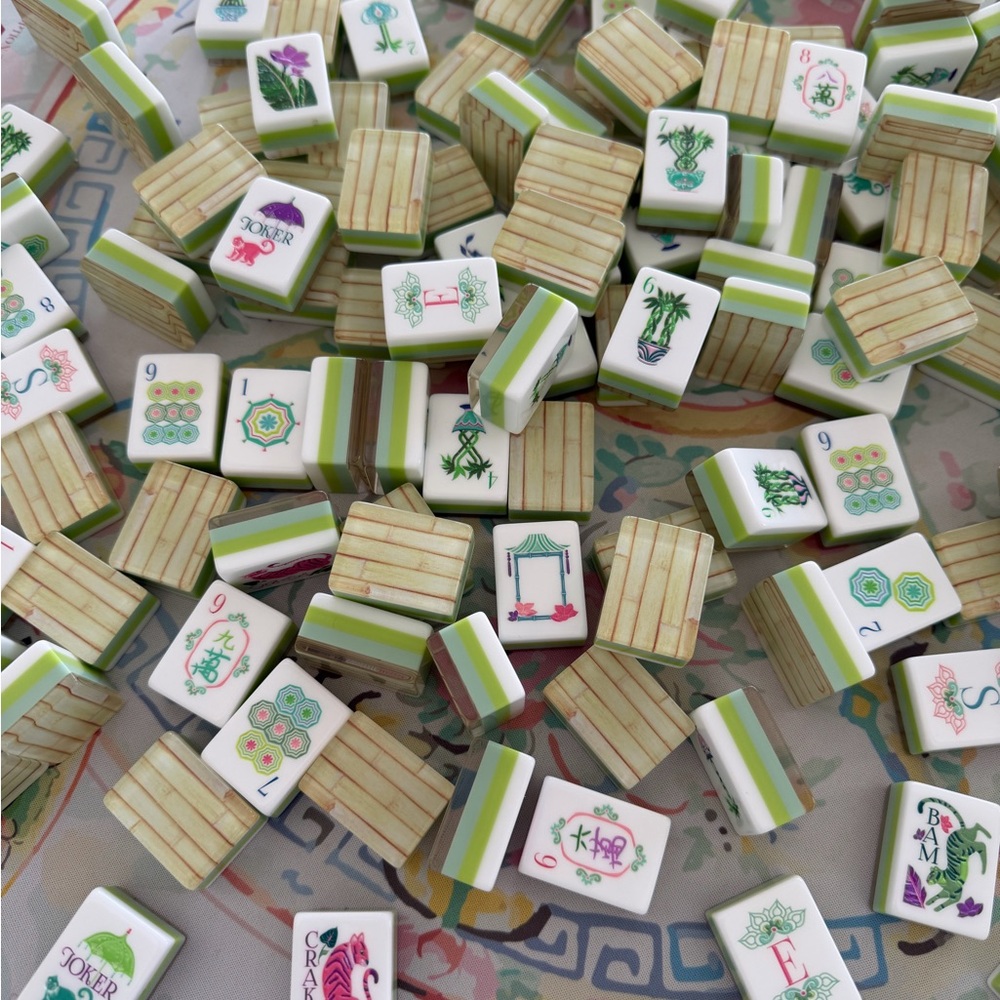 Oh My Mahjong Palm Royale tile set with coordinating mat and tile bag